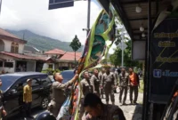 Pemko Padang Panjang melakukan penertiban spanduk di sepanjang jalan utama kota, Kamis (26/2/2026). (Foto: Diskominfo Padang Panjang)