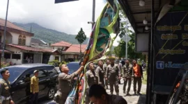 Pemko Padang Panjang melakukan penertiban spanduk di sepanjang jalan utama kota, Kamis (26/2/2026). (Foto: Diskominfo Padang Panjang)