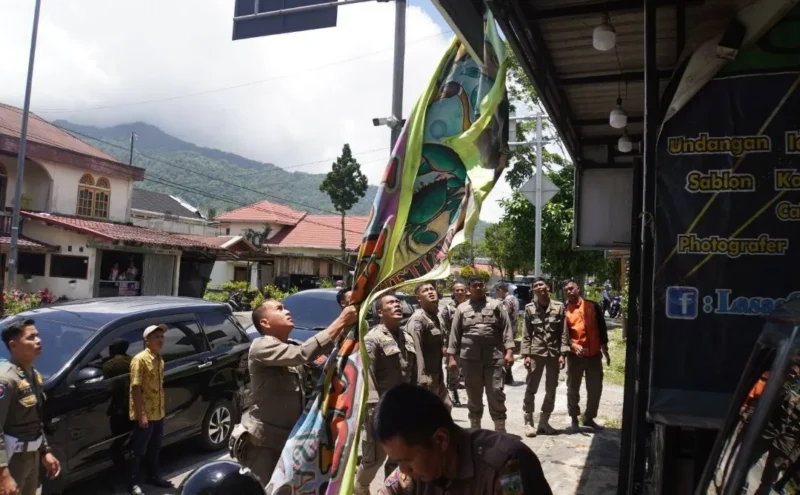 Pemko Padang Panjang melakukan penertiban spanduk di sepanjang jalan utama kota, Kamis (26/2/2026). (Foto: Diskominfo Padang Panjang)