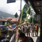 Pemko Padang Panjang melakukan penertiban spanduk di sepanjang jalan utama kota, Kamis (26/2/2026). (Foto: Diskominfo Padang Panjang)