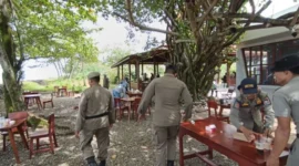 Petugas Satpol PP Padang menertibkan warung makan yang beroperasi siang hari di bulan Ramadan, Jumat siang (27/2/2026). (Foto: Humas Satpol PP Padang)