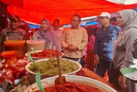 Sekdakab Pasbar Doddy San Ismail memimpin langsung pemantauan harga dan pasokan di Pasar Simpang Empat, Kecamatan Pasaman, Minggu (8/2). (Foto: Diskominfo Pasbar)