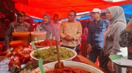 Sekdakab Pasbar Doddy San Ismail memimpin langsung pemantauan harga dan pasokan di Pasar Simpang Empat, Kecamatan Pasaman, Minggu (8/2). (Foto: Diskominfo Pasbar)