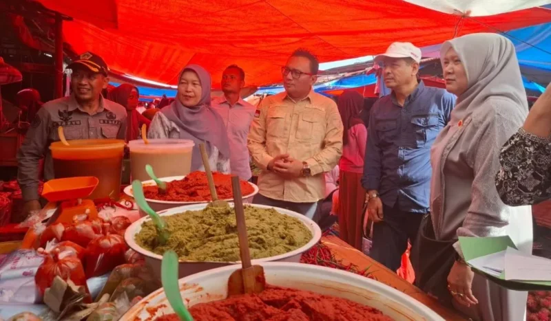 Sekdakab Pasbar Doddy San Ismail memimpin langsung pemantauan harga dan pasokan di Pasar Simpang Empat, Kecamatan Pasaman, Minggu (8/2). (Foto: Diskominfo Pasbar)