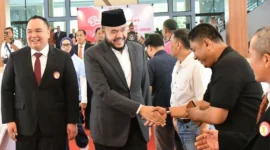 Wali Kota Padang, Fadly Amran menghadiri pengukuhan Pengprov Lemkari Sumbar masa bakti 2026-2030 di Gedung Bagindo Aziz Chan Youth Center, Minggu (1/2/2026). (Foto: Prokopim Padang)