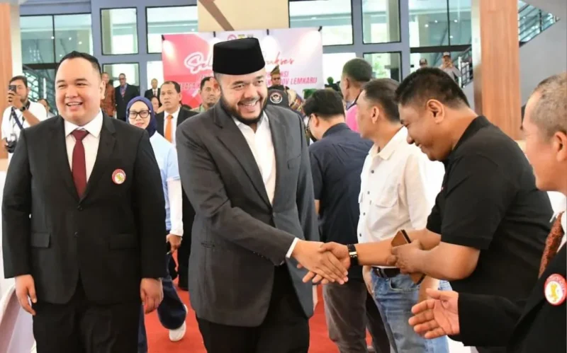 Wali Kota Padang, Fadly Amran menghadiri pengukuhan Pengprov Lemkari Sumbar masa bakti 2026-2030 di Gedung Bagindo Aziz Chan Youth Center, Minggu (1/2/2026). (Foto: Prokopim Padang)