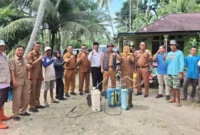 Sekdako Pariaman, Afrizal Azhar memimpin penyemprotan pestisida di Desa Cubadak Air, Kecamatan Pariaman Utara, Selasa (3/2). (Foto: Kominfo Kota Pariaman)