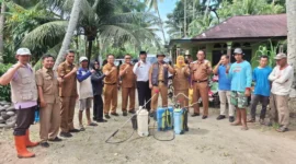 Sekdako Pariaman, Afrizal Azhar memimpin penyemprotan pestisida di Desa Cubadak Air, Kecamatan Pariaman Utara, Selasa (3/2). (Foto: Kominfo Kota Pariaman)