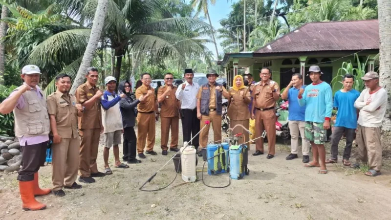 Sekdako Pariaman, Afrizal Azhar memimpin penyemprotan pestisida di Desa Cubadak Air, Kecamatan Pariaman Utara, Selasa (3/2). (Foto: Kominfo Kota Pariaman)