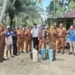 Sekdako Pariaman, Afrizal Azhar memimpin penyemprotan pestisida di Desa Cubadak Air, Kecamatan Pariaman Utara, Selasa (3/2). (Foto: Kominfo Kota Pariaman)