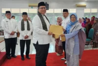 Wakil Bupati Ahmad Fadly menyerahkan SK kepala sekolah TK, SD, SMP di aula kantor Bupati Pagaruyung, Jumat (20/2/2026). (Foto: Prokopim Tanah Datar)