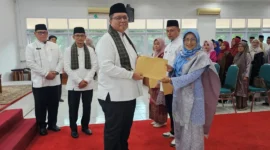 Wakil Bupati Ahmad Fadly menyerahkan SK kepala sekolah TK, SD, SMP di aula kantor Bupati Pagaruyung, Jumat (20/2/2026). (Foto: Prokopim Tanah Datar)