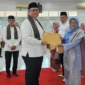 Wakil Bupati Ahmad Fadly menyerahkan SK kepala sekolah TK, SD, SMP di aula kantor Bupati Pagaruyung, Jumat (20/2/2026). (Foto: Prokopim Tanah Datar)