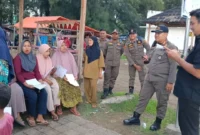 Dinas Pariwisata Padang menyerahkan kunci kios kepada pedagang souvenir di Pantai Padang, Rabu (4/2/2026). (Foto: Humas Satpol PP Padang)
