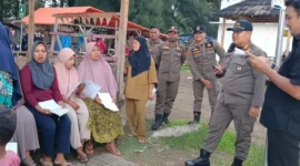 Dinas Pariwisata Padang menyerahkan kunci kios kepada pedagang souvenir di Pantai Padang, Rabu (4/2/2026). (Foto: Humas Satpol PP Padang)