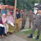 Dinas Pariwisata Padang menyerahkan kunci kios kepada pedagang souvenir di Pantai Padang, Rabu (4/2/2026). (Foto: Humas Satpol PP Padang)