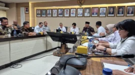Suasana rapat percepatan pembangunan Jalan Tol Padang–Pekanbaru Seksi Sicincin/Kayu Tanam–Bukittinggi  di Kementerian PU, Jakarta, Selasa (3/2). (Foto: ADPSB)