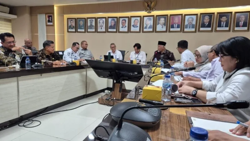 Suasana rapat percepatan pembangunan Jalan Tol Padang–Pekanbaru Seksi Sicincin/Kayu Tanam–Bukittinggi  di Kementerian PU, Jakarta, Selasa (3/2). (Foto: ADPSB)