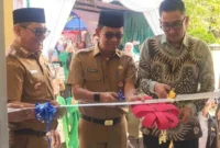 Asisten I Setdako Padang, Tarmizi Ismail meresmikan Galeri UMKM Padang Selatan di halaman Kantor Camat Padang Selatan, Senin (2/2/2026). (Foto: Diskominfo Padang)