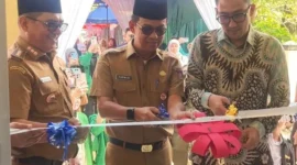Asisten I Setdako Padang, Tarmizi Ismail meresmikan Galeri UMKM Padang Selatan di halaman Kantor Camat Padang Selatan, Senin (2/2/2026). (Foto: Diskominfo Padang)