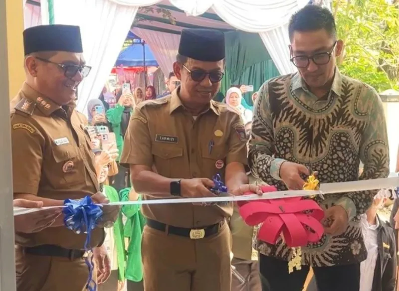 Asisten I Setdako Padang, Tarmizi Ismail meresmikan Galeri UMKM Padang Selatan di halaman Kantor Camat Padang Selatan, Senin (2/2/2026). (Foto: Diskominfo Padang)