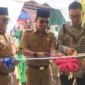Asisten I Setdako Padang, Tarmizi Ismail meresmikan Galeri UMKM Padang Selatan di halaman Kantor Camat Padang Selatan, Senin (2/2/2026). (Foto: Diskominfo Padang)