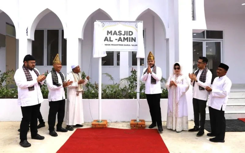 Wali Kota Padang Fadly Amran meresmikan Masjid Al-Amin di Pondok Pesantren Darul Ulum, Kelurahan Lubuk Minturun, Kecamatan Koto Tangah, Jumat (13/2/2026). (Foto: Prokopim Padang)
