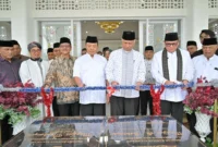 Gubernur Sumbar Mahyeldi meresmikan Masjid Mustaqim di Jorong Kubu Rajo, Nagari Limo Kaum, Batusangkar, Kabupaten Tanah Datar, Sabtu (31/1/2026). (Foto: ADPSB)