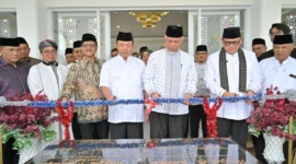 Gubernur Sumbar Mahyeldi meresmikan Masjid Mustaqim di Jorong Kubu Rajo, Nagari Limo Kaum, Batusangkar, Kabupaten Tanah Datar, Sabtu (31/1/2026). (Foto: ADPSB)