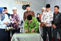 Wakil Wali Kota Padang, Maigus Nasir meresmikan Musala Tam An Najah di Komplek Jala Utama IV RT 04 RW 02, Kelurahan Pampangan Nan XX, Kecamatan Lubuk Begalung, Minggu (8/2/2026). (Foto: Prokopim Padang)