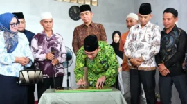 Wakil Wali Kota Padang, Maigus Nasir meresmikan Musala Tam An Najah di Komplek Jala Utama IV RT 04 RW 02, Kelurahan Pampangan Nan XX, Kecamatan Lubuk Begalung, Minggu (8/2/2026). (Foto: Prokopim Padang)