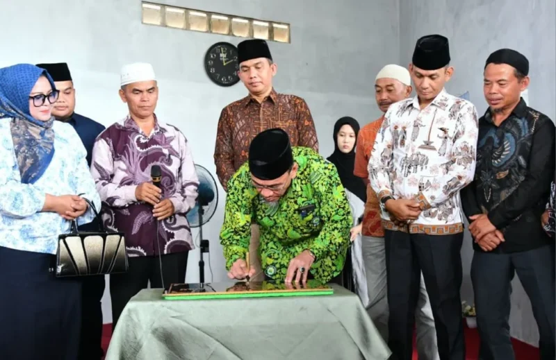 Wakil Wali Kota Padang, Maigus Nasir meresmikan Musala Tam An Najah di Komplek Jala Utama IV RT 04 RW 02, Kelurahan Pampangan Nan XX, Kecamatan Lubuk Begalung, Minggu (8/2/2026). (Foto: Prokopim Padang)