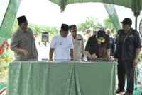 Gubernur Sumbar, Mahyeldi Ansharullah meresmikan pemakaian tiga jembatan strategis di Kabupaten Pasbar, Jumat (13/2/2026). (Foto: ADPSB)
