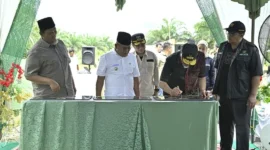 Gubernur Sumbar, Mahyeldi Ansharullah meresmikan pemakaian tiga jembatan strategis di Kabupaten Pasbar, Jumat (13/2/2026). (Foto: ADPSB)