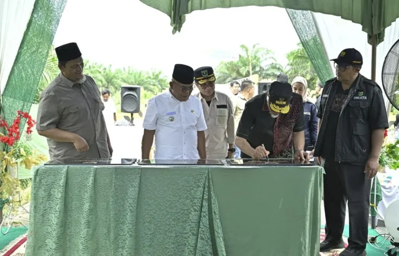 Gubernur Sumbar, Mahyeldi Ansharullah meresmikan pemakaian tiga jembatan strategis di Kabupaten Pasbar, Jumat (13/2/2026). (Foto: ADPSB)