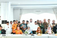Pemko Padang bersama Forkopimda serta para tokoh ormas sosial, keagamaan, dan kepemudaan se-Kota Padang menandatangani pernyataan sikap bersama untuk menjaga kondusivitas selama bulan suci Ramadan 1447 Hijriah. (Foto: Prokopim Padang)