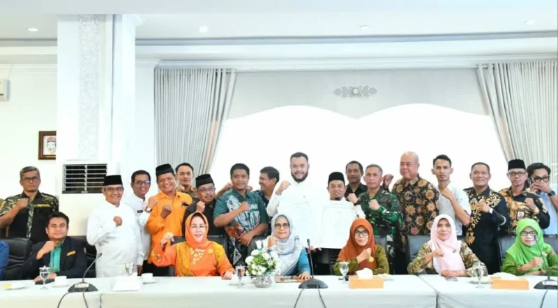 Pemko Padang bersama Forkopimda serta para tokoh ormas sosial, keagamaan, dan kepemudaan se-Kota Padang menandatangani pernyataan sikap bersama untuk menjaga kondusivitas selama bulan suci Ramadan 1447 Hijriah. (Foto: Prokopim Padang)