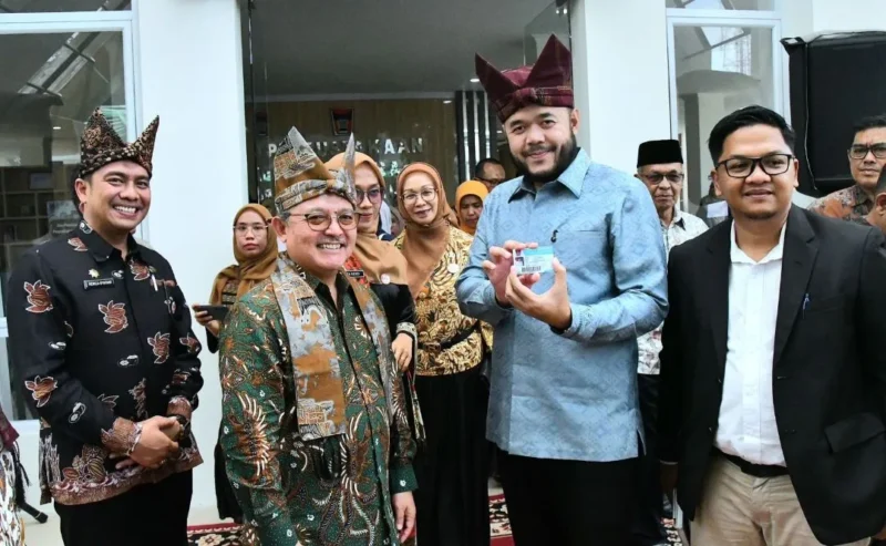 Gedung Layanan Perpustakaan Umum Daerah Kota Padang resmi beroperasi setelah diresmikan oleh Kepala Perpusnas RI, Endang Aminudin Aziz bersama Wali Kota Padang Fadly Amran pada Kamis (12/2/2026). (Foto: Prokopim Padang) 