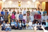 Asisten Pemerintahan dan Kesejahteraan Rakyat Setdako Pariaman, Elvis Chandra menyambut Peserta Program Pertukaran Pelajar YARI dan Eno School Finlandia di Balaikota Pariaman, Kamis (5/2/2026). (Foto: Kominfo Kota Pariaman)