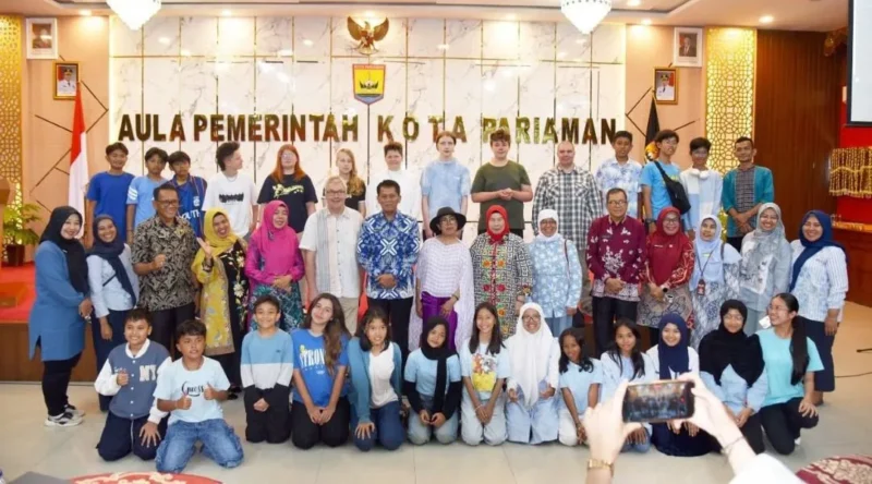 Asisten Pemerintahan dan Kesejahteraan Rakyat Setdako Pariaman, Elvis Chandra menyambut Peserta Program Pertukaran Pelajar YARI dan Eno School Finlandia di Balaikota Pariaman, Kamis (5/2/2026). (Foto: Kominfo Kota Pariaman)