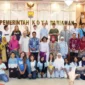 Asisten Pemerintahan dan Kesejahteraan Rakyat Setdako Pariaman, Elvis Chandra menyambut Peserta Program Pertukaran Pelajar YARI dan Eno School Finlandia di Balaikota Pariaman, Kamis (5/2/2026). (Foto: Kominfo Kota Pariaman)