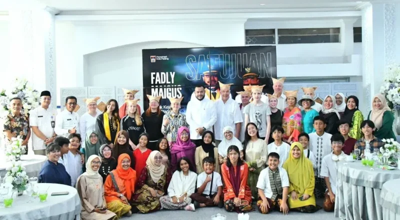 Wali Kota Padang Fadly Amran menerima audiensi rombongan YARI dan delegasi Uimaharju School Finlandia di Kediaman Resmi Wali Kota Padang, Jumat (6/2/2026). (Foto: Prokopim Padang)