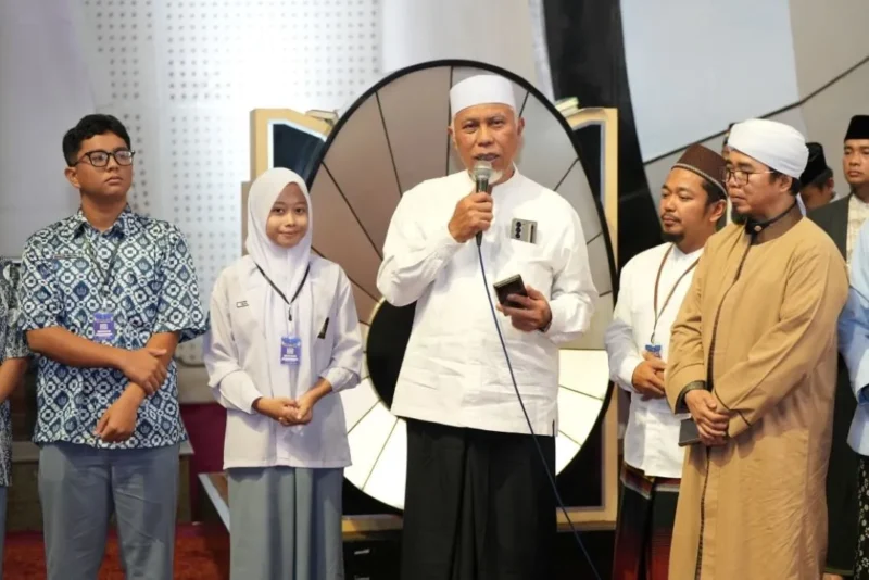 Gubernur Sumbar Mahyeldi meluncurkan Pesantren Ramadhan 1447 H di Masjid Raya Syekh Ahmad Khatib Al Minangkabawi, Minggu (15/2/2026). (Foto: ADPSB)