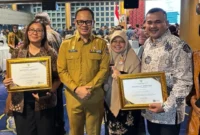 Pj Sekda Padang Raju Minropa bersama Wamendagri Bima Arya usai menerima penghargaan di Auditorium Sumitro Djojohadikusumo, Gedung B.J. Habibie, Jakarta Pusat, Selasa (24/2/2026). (Foto: Prokopim Padang)