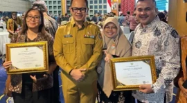 Pj Sekda Padang Raju Minropa bersama Wamendagri Bima Arya usai menerima penghargaan di Auditorium Sumitro Djojohadikusumo, Gedung B.J. Habibie, Jakarta Pusat, Selasa (24/2/2026). (Foto: Prokopim Padang)