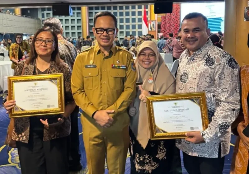 Pj Sekda Padang Raju Minropa bersama Wamendagri Bima Arya usai menerima penghargaan di Auditorium Sumitro Djojohadikusumo, Gedung B.J. Habibie, Jakarta Pusat, Selasa (24/2/2026). (Foto: Prokopim Padang)