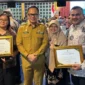 Pj Sekda Padang Raju Minropa bersama Wamendagri Bima Arya usai menerima penghargaan di Auditorium Sumitro Djojohadikusumo, Gedung B.J. Habibie, Jakarta Pusat, Selasa (24/2/2026). (Foto: Prokopim Padang)