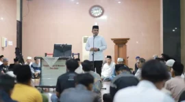 Wali Kota Solok, Dr. Ramadhani Kirana Putra meluncurkan program unggulan religius “One Day One Juz” di Masjid Agung Al-Muhsinin. Rabu (18/2/2026). (Foto: Prokopim Kota Solok)