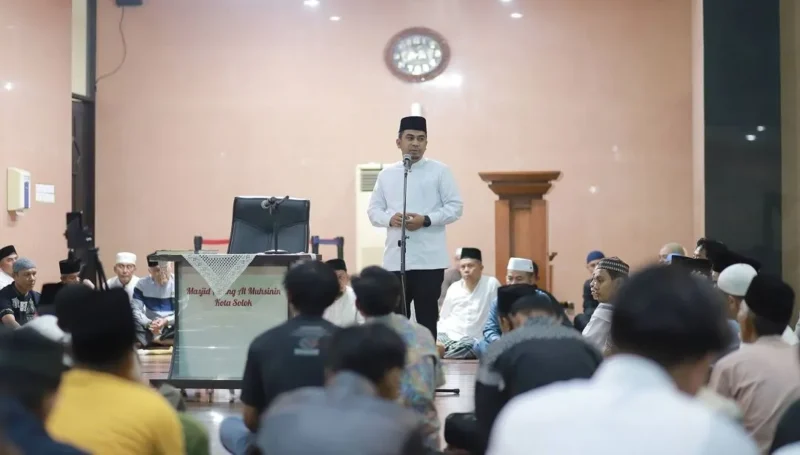Wali Kota Solok, Dr. Ramadhani Kirana Putra meluncurkan program unggulan religius “One Day One Juz” di Masjid Agung Al-Muhsinin. Rabu (18/2/2026). (Foto: Prokopim Kota Solok)