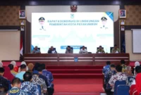 Wali Kota Payakumbuh Zulmaeta memimpin rapat koordinasi pejabat Pemko di Aula Josrizal Zein, Balai Kota Payakumbuh, Kamis (19/2/2026). (Foto: MC Payakumbuh)
